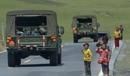 网友爆料军车事故视频,网友视频记录惊险瞬间