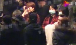 爆料明星吸烟的是谁啊视频,视频爆料明星吸烟，究竟是谁涉嫌违规？